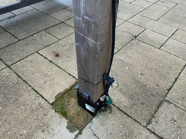 Stijgerbuizen frame met houten palen voor schaduwdoek - afbeelding 3 van  5