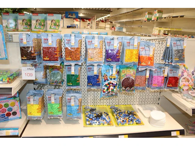 Stijkkralen en strijkkraalfiguren in twee stellingdelen o.a. aquabeads en clementoni in diverse maten, kle... - afbeelding 4 van  4