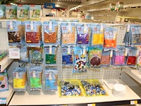Stijkkralen en strijkkraalfiguren in twee stellingdelen o.a. aquabeads en clementoni in diverse maten, kle... - afbeelding 4 van  4