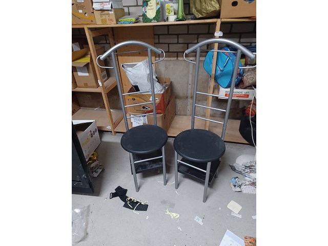 Stijlvolle dressboy kledingstoel voor de slaapkamer. aantal 2 stuks. - afbeelding 1 van  5
