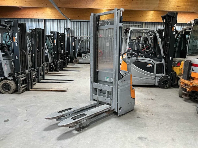 Still - exv-12i - stackers - 2020 - afbeelding 1 van  7