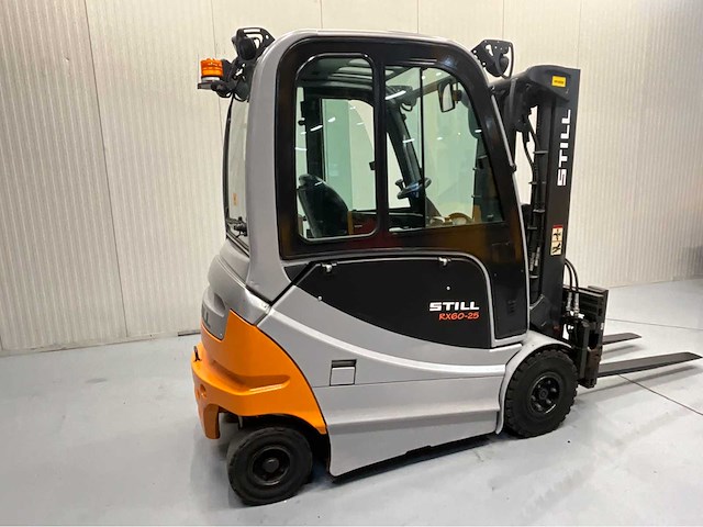 Still - rx60-25 - vorkheftruck, vorkenversteller buiten vorkenbord, triplex, freelift, sideshift, gesloten cabine - afbeelding 24 van  25