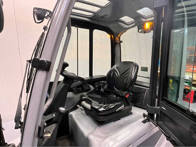 Still rx60-25 vorkheftruck 2016 triplex - vorkenversteller buiten vorkenbord - freelift - sideshift -8677 uur gesloten cabine - afbeelding 3 van  25