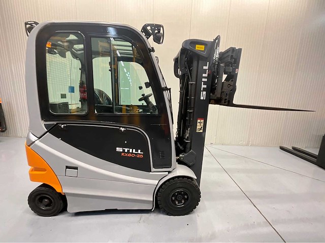Still rx60-25 vorkheftruck 2016 triplex - vorkenversteller buiten vorkenbord - freelift - sideshift -8677 uur gesloten cabine - afbeelding 13 van  25
