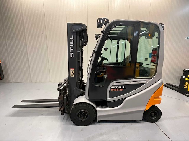 Still rx60-25 vorkheftruck 2016 triplex - vorkenversteller buiten vorkenbord - freelift - sideshift -8677 uur gesloten cabine - afbeelding 18 van  25