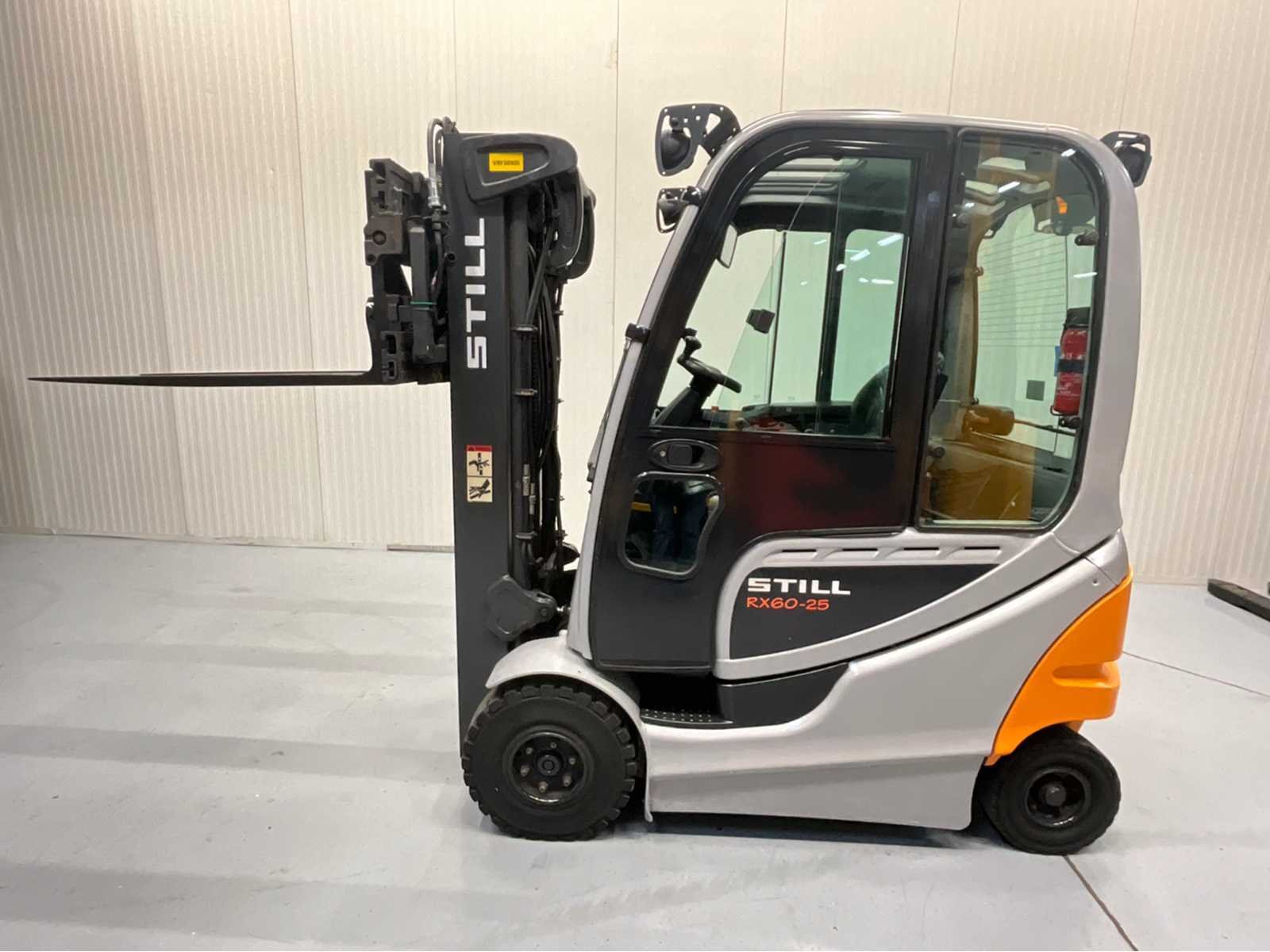 Stockopruiming heftrucks, materieel, generatoren en gereedschappen