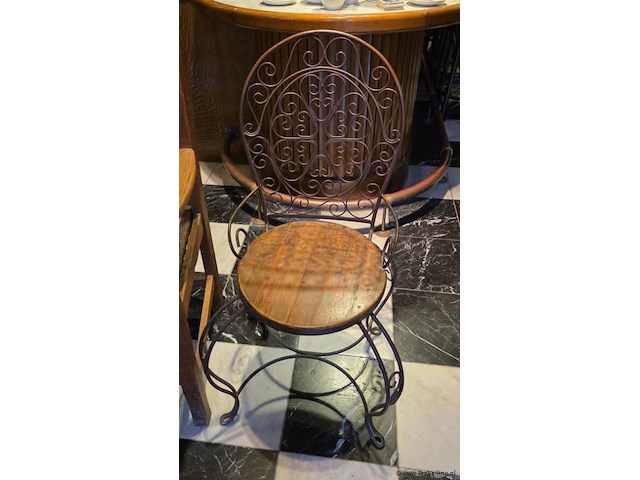 Stoel, ijzer sierwerk met houten zitting - afbeelding 1 van  2