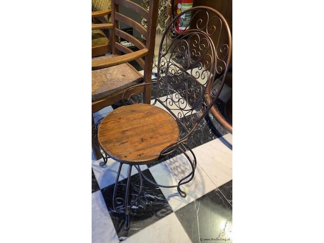 Stoel, ijzer sierwerk met houten zitting - afbeelding 2 van  2