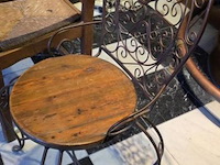 Stoel, ijzer sierwerk met houten zitting - afbeelding 2 van  2