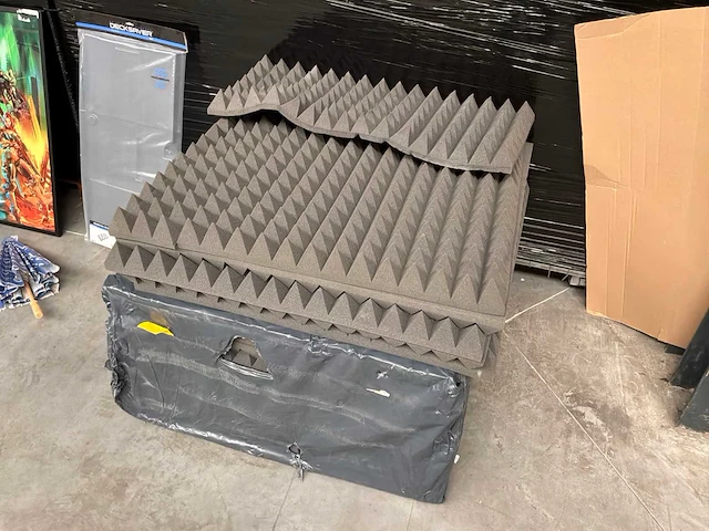 Stoel met kussens en accessoires - afbeelding 4 van  17