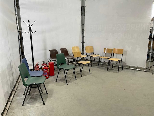 Stoelen en brandblussers - afbeelding 2 van  7
