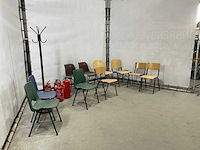 Stoelen en brandblussers - afbeelding 2 van  7