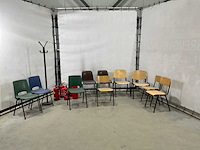Stoelen en brandblussers - afbeelding 3 van  7