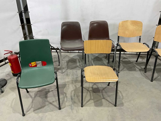 Stoelen en brandblussers - afbeelding 5 van  7