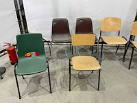 Stoelen en brandblussers - afbeelding 5 van  7
