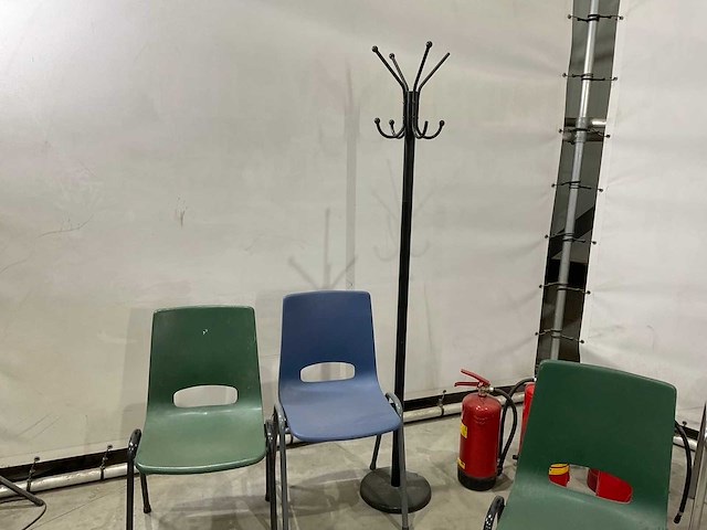 Stoelen en brandblussers - afbeelding 6 van  7