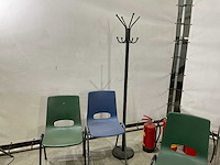 Stoelen en brandblussers - afbeelding 6 van  7