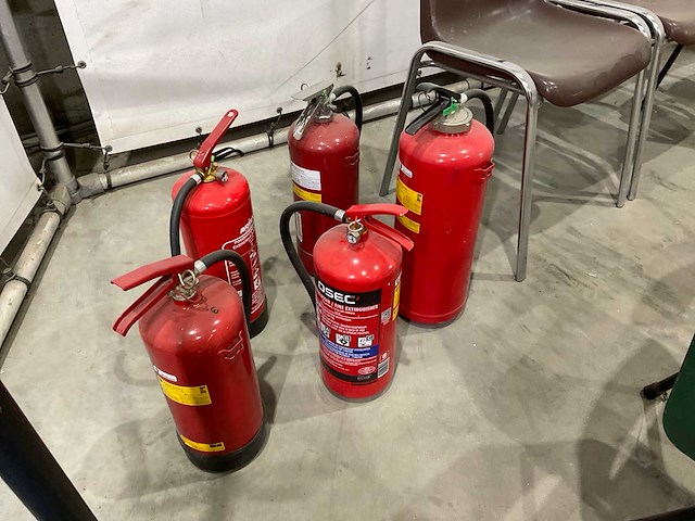 Stoelen en brandblussers - afbeelding 7 van  7
