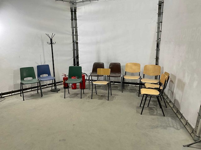 Stoelen en brandblussers - afbeelding 1 van  3