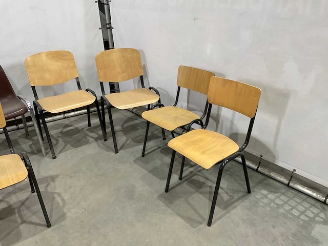 Stoelen en brandblussers - afbeelding 2 van  3