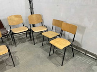 Stoelen en brandblussers - afbeelding 2 van  3
