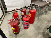 Stoelen en brandblussers - afbeelding 3 van  3