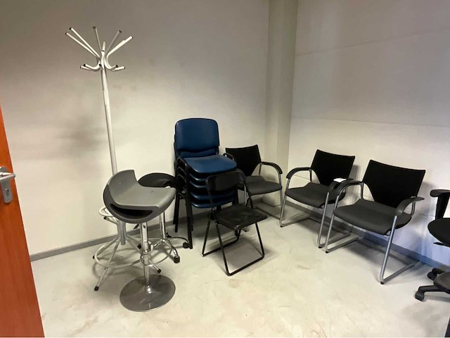 Stoelen en divers - afbeelding 1 van  8