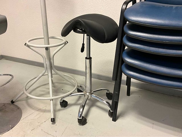 Stoelen en divers - afbeelding 6 van  8