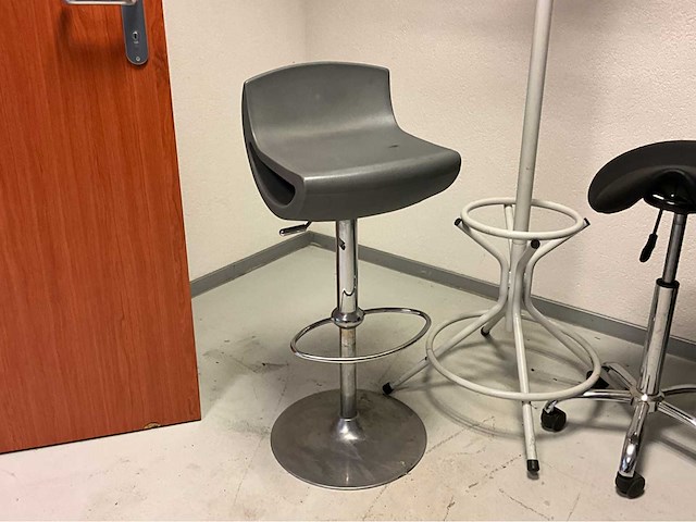 Stoelen en divers - afbeelding 7 van  8