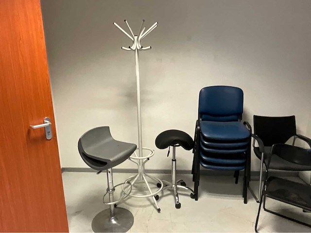 Stoelen en divers - afbeelding 8 van  8