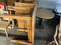 Stoelen en tafels . stoelen bevinden zich op 1e verdieping koper kan hier via trap de stoelen na beneden halen en laden - afbeelding 3 van  11