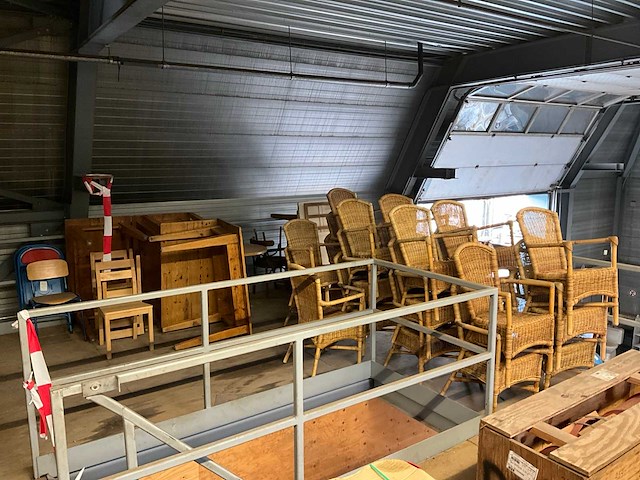 Stoelen en tafels . stoelen bevinden zich op 1e verdieping koper kan hier via trap de stoelen na beneden halen en laden - afbeelding 1 van  11