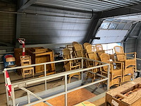 Stoelen en tafels . stoelen bevinden zich op 1e verdieping koper kan hier via trap de stoelen na beneden halen en laden - afbeelding 1 van  11