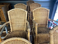 Stoelen en tafels . stoelen bevinden zich op 1e verdieping koper kan hier via trap de stoelen na beneden halen en laden - afbeelding 6 van  11