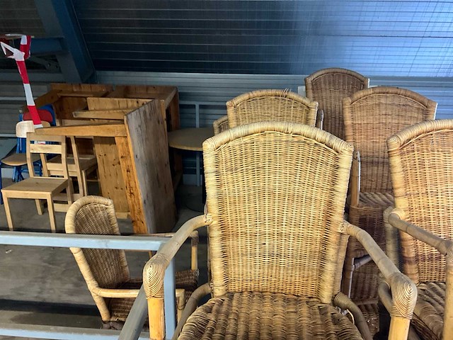 Stoelen en tafels . stoelen bevinden zich op 1e verdieping koper kan hier via trap de stoelen na beneden halen en laden - afbeelding 7 van  11