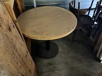 Stoelen en tafels . stoelen bevinden zich op 1e verdieping koper kan hier via trap de stoelen na beneden halen en laden - afbeelding 9 van  11