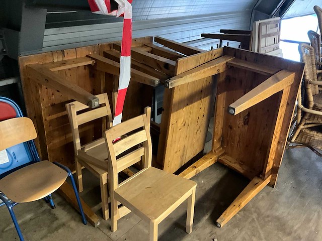 Stoelen en tafels . stoelen bevinden zich op 1e verdieping koper kan hier via trap de stoelen na beneden halen en laden - afbeelding 11 van  11