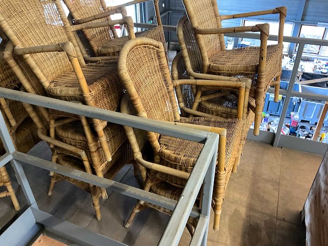 Stoelen en tafels . stoelen bevinden zich op 1e verdieping koper kan hier via trap de stoelen na beneden halen en laden - afbeelding 3 van  8
