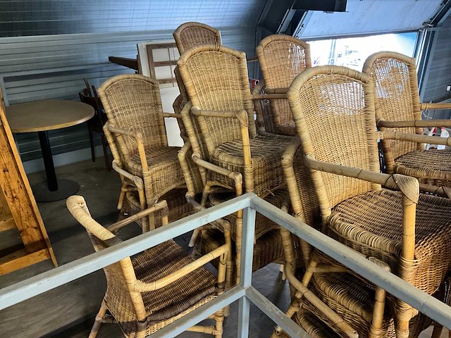 Stoelen en tafels . stoelen bevinden zich op 1e verdieping koper kan hier via trap de stoelen na beneden halen en laden - afbeelding 4 van  8