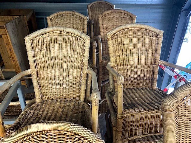 Stoelen en tafels . stoelen bevinden zich op 1e verdieping koper kan hier via trap de stoelen na beneden halen en laden - afbeelding 5 van  8