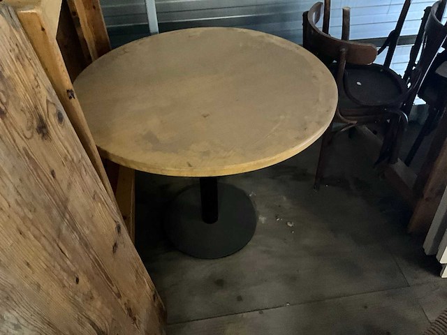 Stoelen en tafels . stoelen bevinden zich op 1e verdieping koper kan hier via trap de stoelen na beneden halen en laden - afbeelding 7 van  8