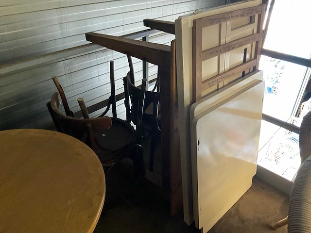 Stoelen en tafels . stoelen bevinden zich op 1e verdieping koper kan hier via trap de stoelen na beneden halen en laden - afbeelding 8 van  8