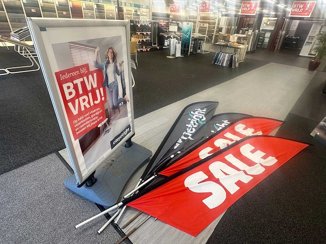 Stoepbord en 4 beachvlaggen - afbeelding 1 van  3