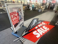 Stoepbord en 4 beachvlaggen