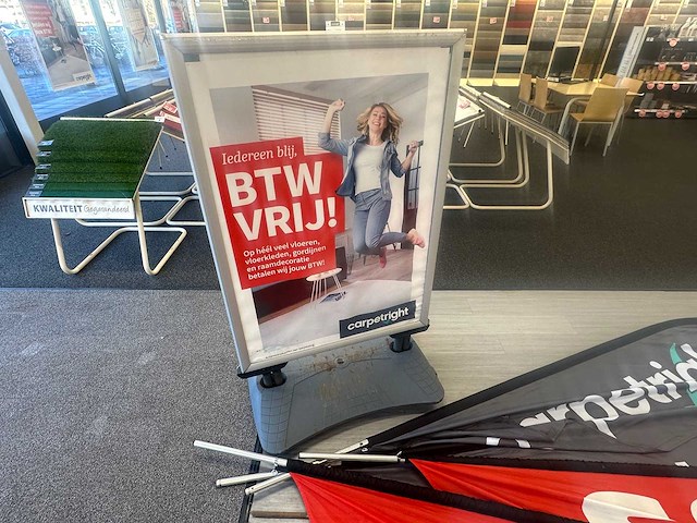 Stoepbord en 4 beachvlaggen - afbeelding 2 van  3