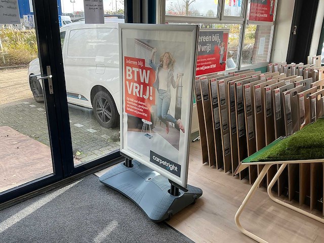 Stoepbord incl 2 vlaggen - afbeelding 1 van  2