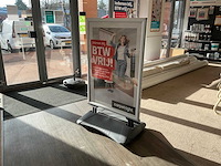 Stoepbord met 1 vlag