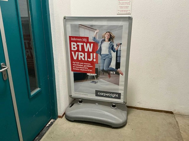 Stoepbord met 2 vlaggen - afbeelding 1 van  2