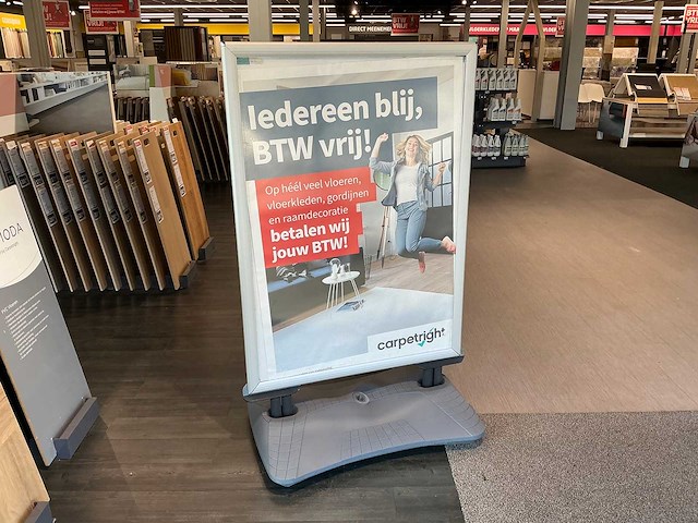 Stoepbord met 2 vlaggen - afbeelding 1 van  4