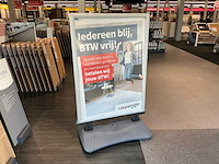 Stoepbord met 2 vlaggen - afbeelding 1 van  4